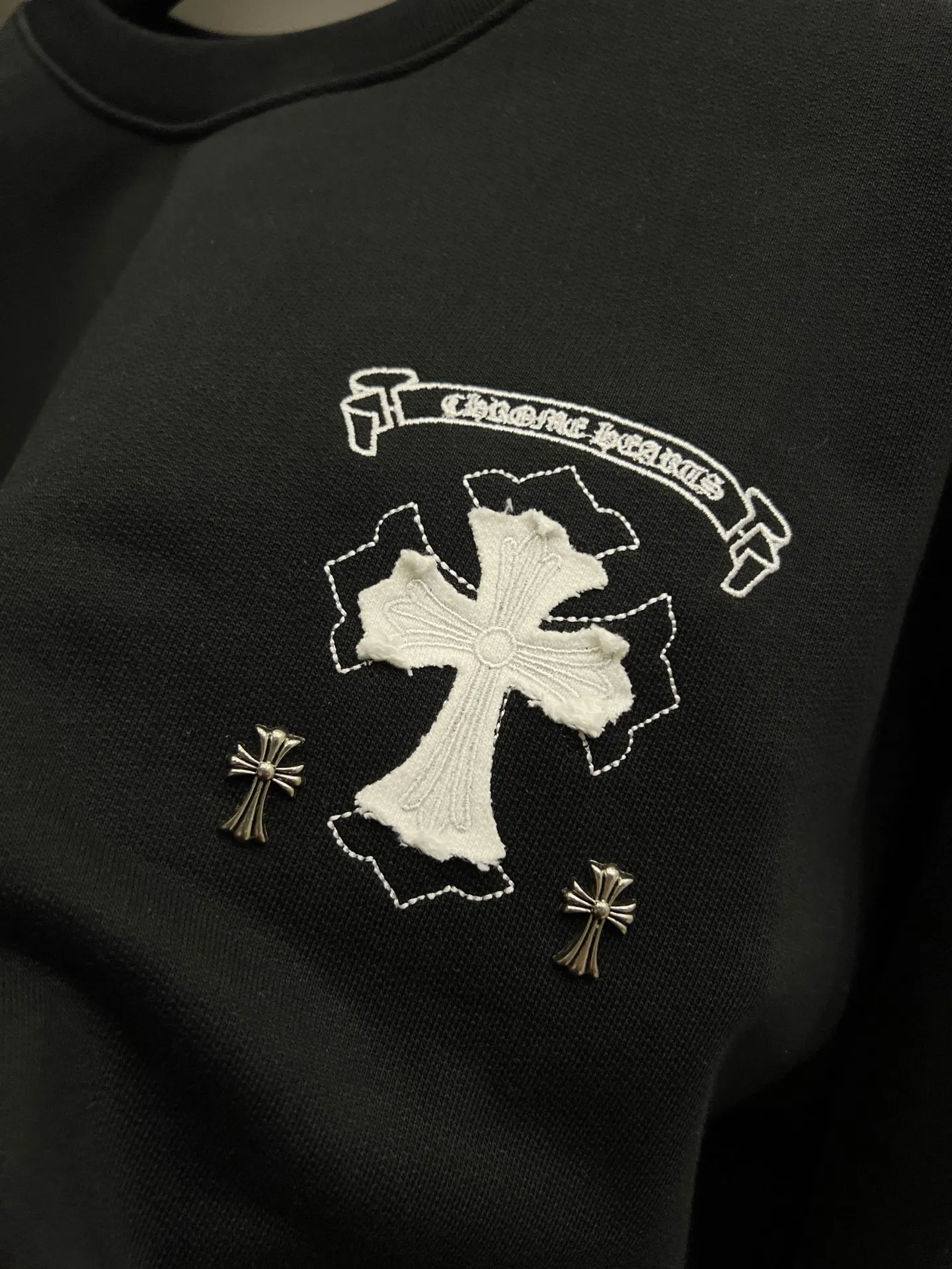 🅿️310 CH Cro 2025 autumn and winter new style, customized 430g double yarn plain fabric, round neck long-sleeved sweatshirt, cross three-dimensional embroidery technology + cross patch hardware, the real thing is great🔥Same style for men and women, loose version, size S M L XL XXL five sizes black white